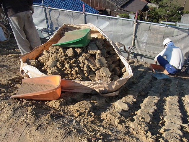 集めた土を専用の袋に詰める